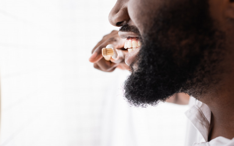 homme qui brosse ses dents
