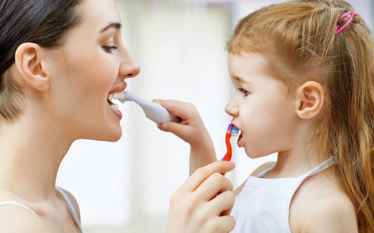 mère et fille se brossent les dents