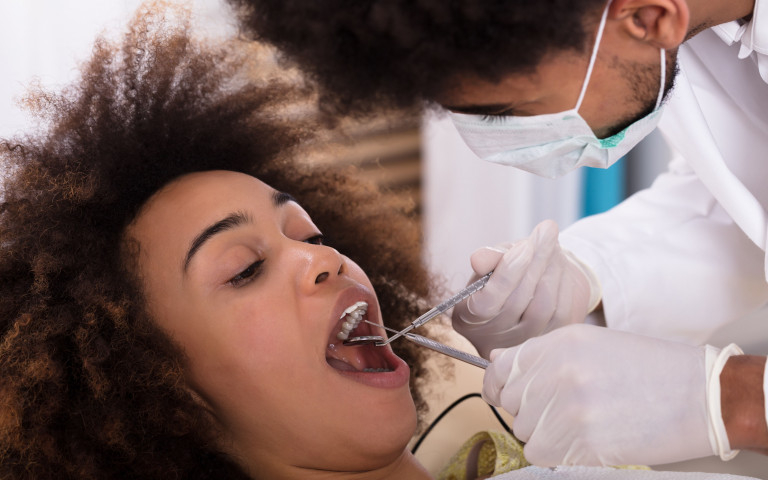 femme chez le dentiste
