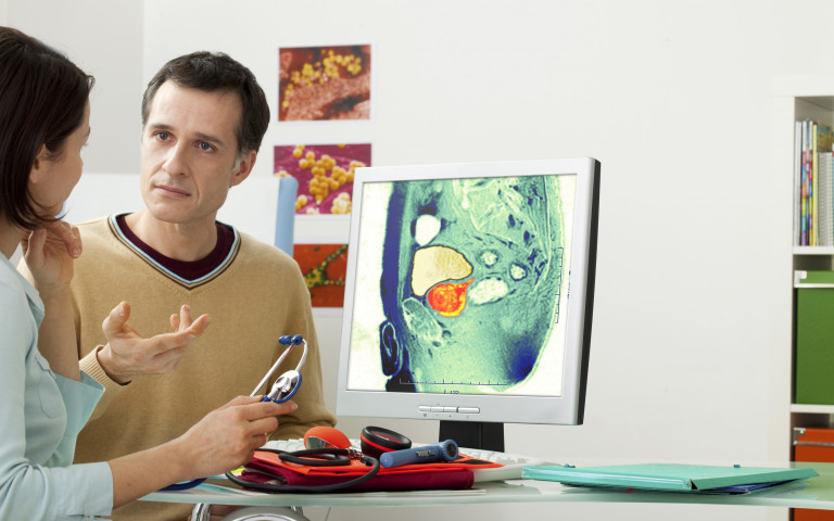 man bij dokter voor prostaatonderzoek