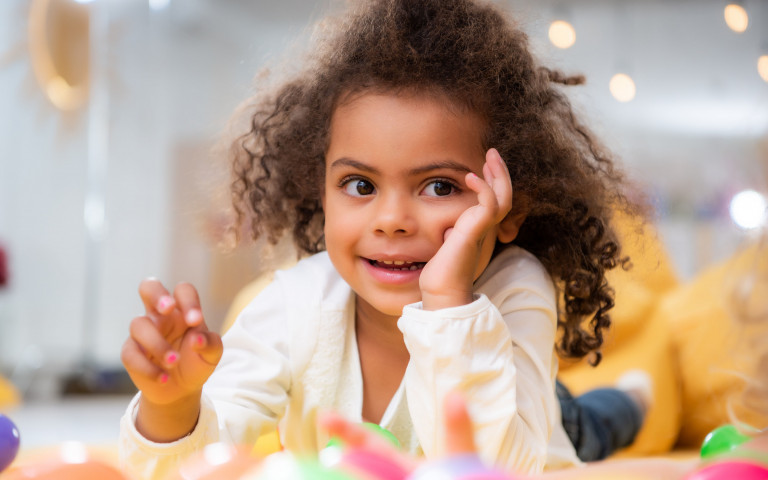 Fille souriante aux cheveux frisés