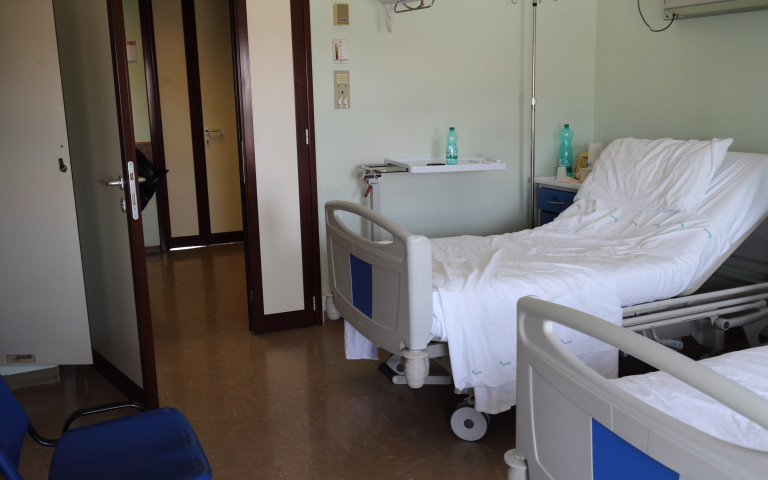 Une chambre d'hôpital à deux lits sans malades