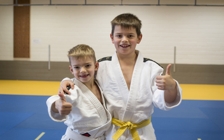 Twee jongens in judo outfit in de sportzaal 