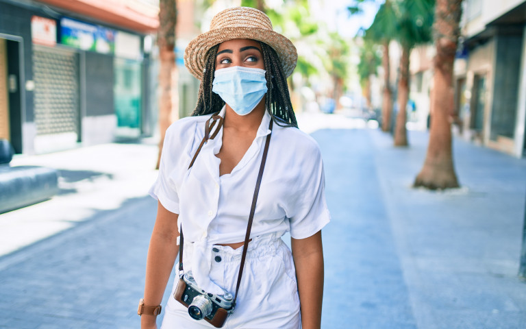 femme en vacances avec un masque