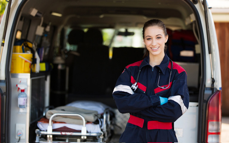 femme docteur devant le coffre ouvert d'une ambulance
