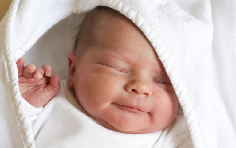 visage de bébé dans une serviette