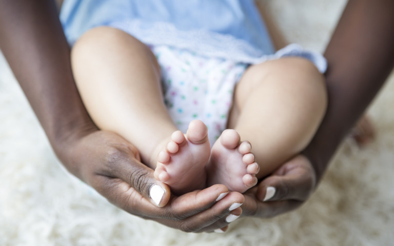 baby voetjes in handen mama