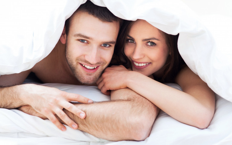 jeune couple sous une couverture