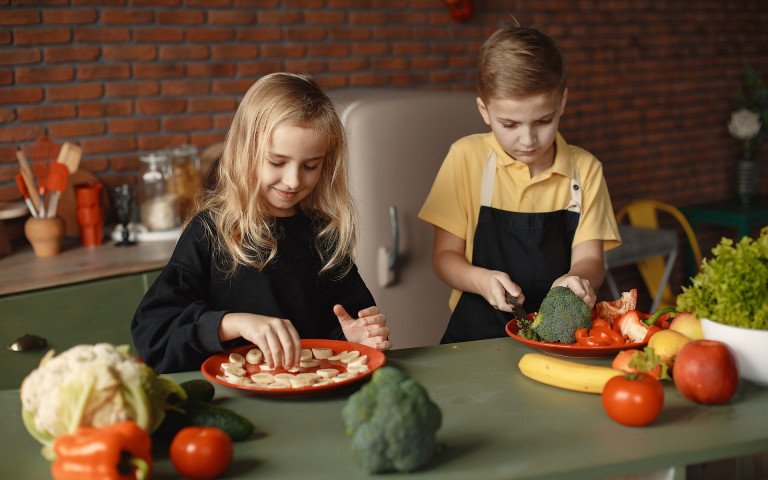 Kinderen snijden fruit en groenten