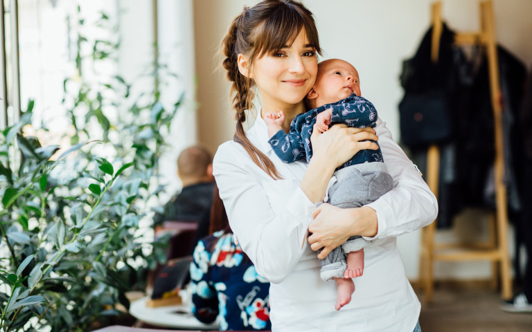 gelukkige mama met baby