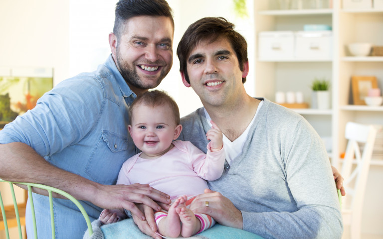 homoseksueel koppel met baby dochter