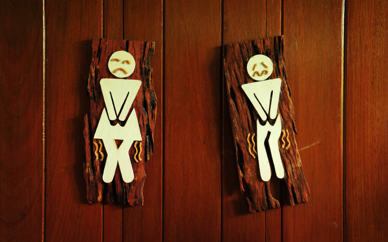illustration avec pictogrammes d'un homme et d'une femme face à une urgence de toilette