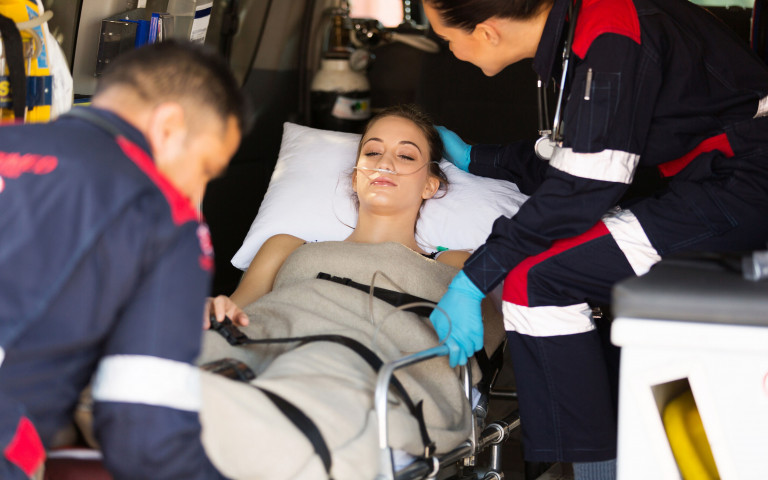 Jonge vrouw in ambulance