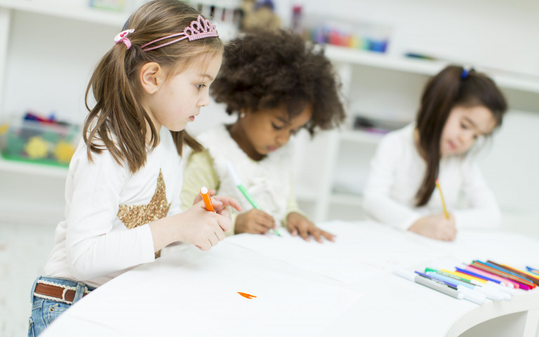 enfants qui font un dessin