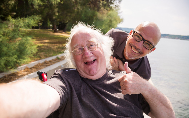 hommes qui rigolent en prenant un selfie