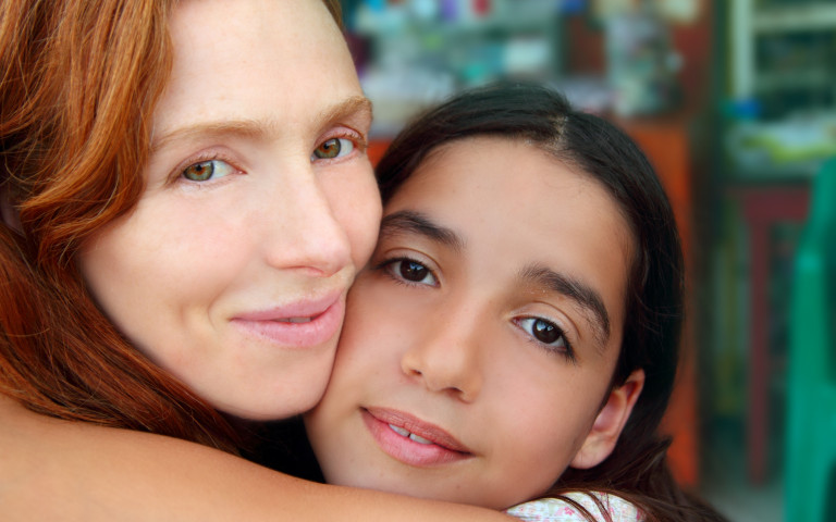 maman aux cheveux roux avec sa fille aux cheveux foncés