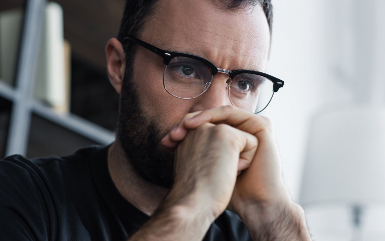 homme en pleine réflexion