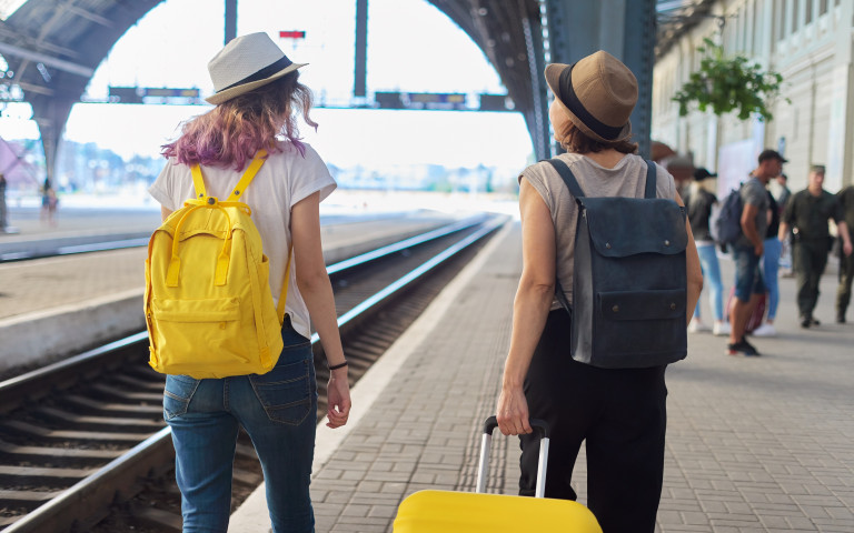 meisjes op reis met trein