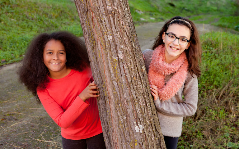 jeunes filles contre un arbre