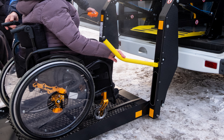 transport pour une personne invalide en chaise roulante