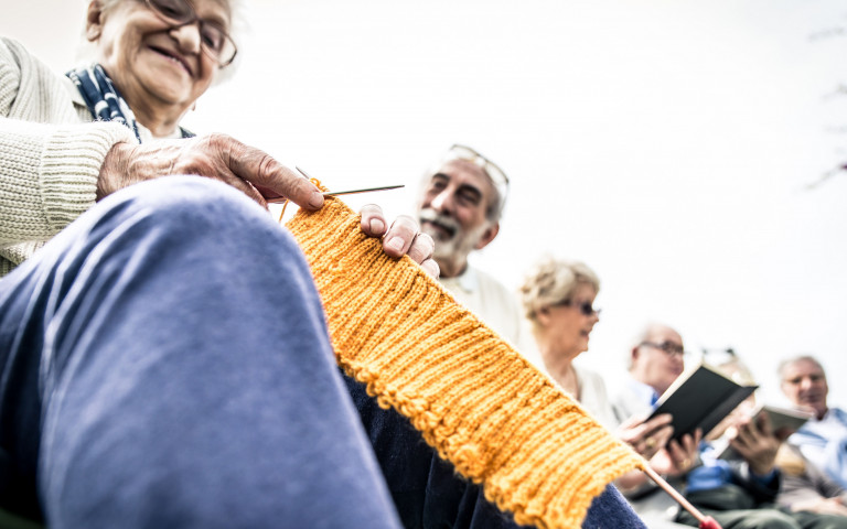 Dames âgées qui font du tricot