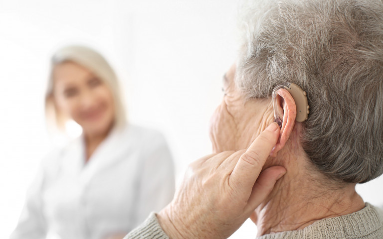 vieille dame avec prothèse auditive