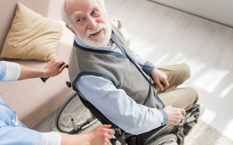 oude man met baard in rolstoel