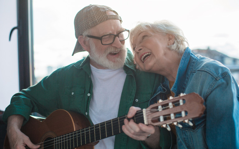 couple de personnes âgées avec une guitare