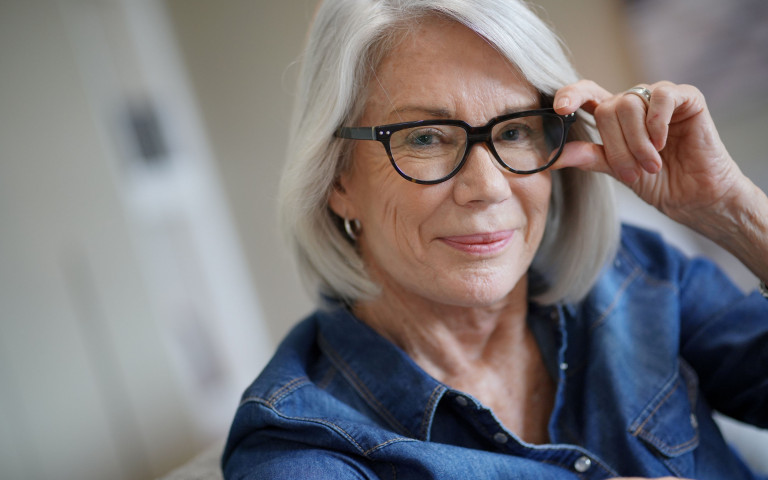 oudere vrouw met bril