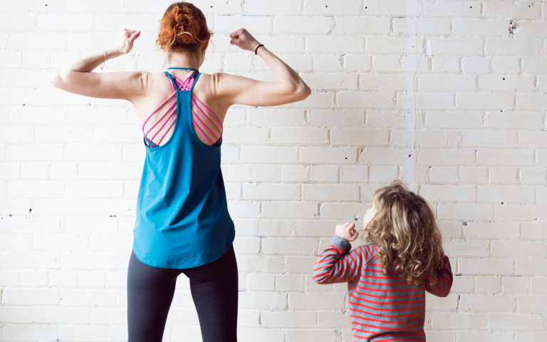 Maman et sont fils qui font du sport