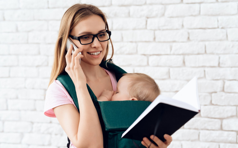 femme indépendante avec bébé au téléphone