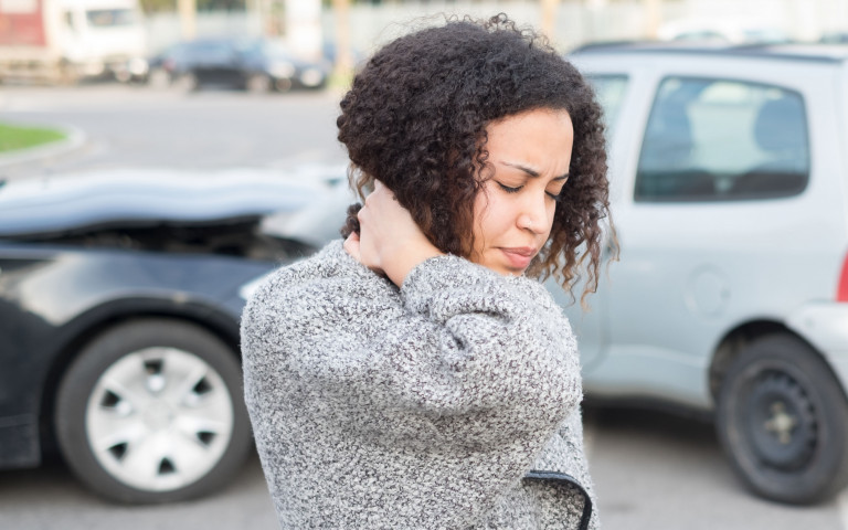 Vrouw heeft nekpijn na auto-ongeval