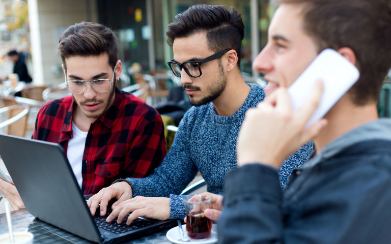 Jongeren afgestudeerd eerst job op laptop