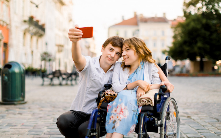 Koppel met vrouw met handicap neemt selfie