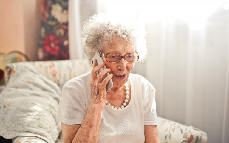 dame âgée au téléphone