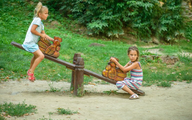 Deux petites filles sur une balançoire