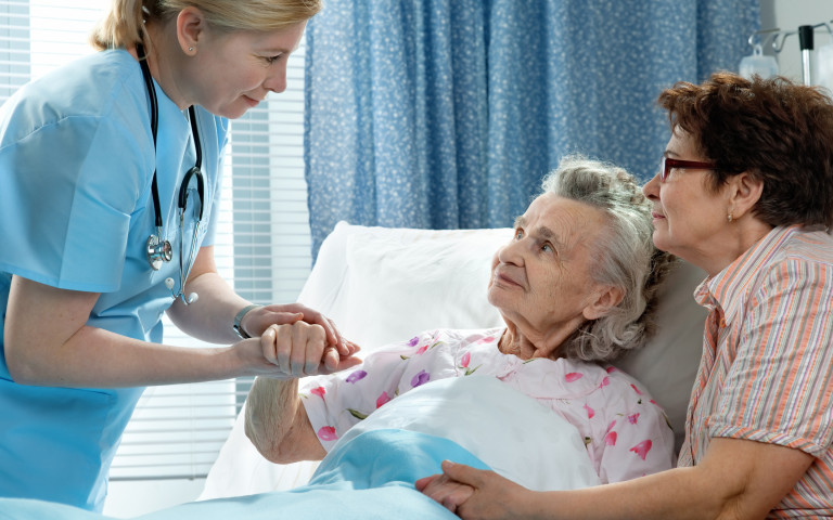 femme âgée à l'hôpital