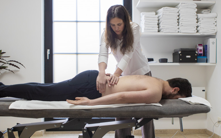 Chiropractor geeft massage aan man