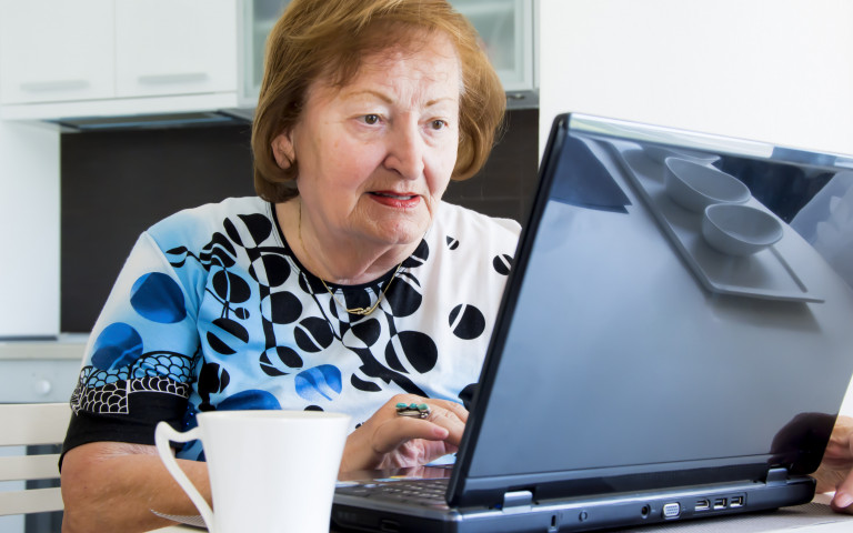 Senior oudere dame laptop webinar