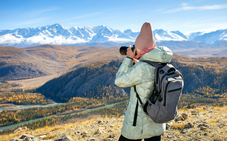 Backpacker neemt foto van bergen