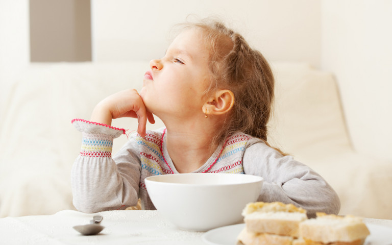 Meisje aan tafel wil niet eten