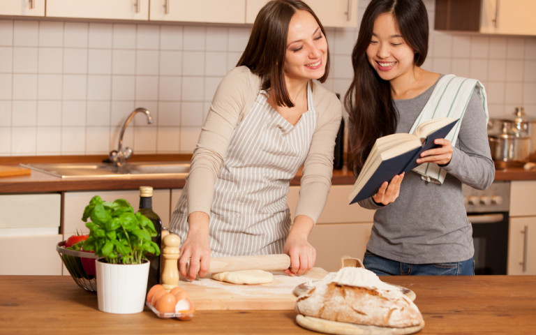 Deux jeunes filles en cuisine qui préparent à manger