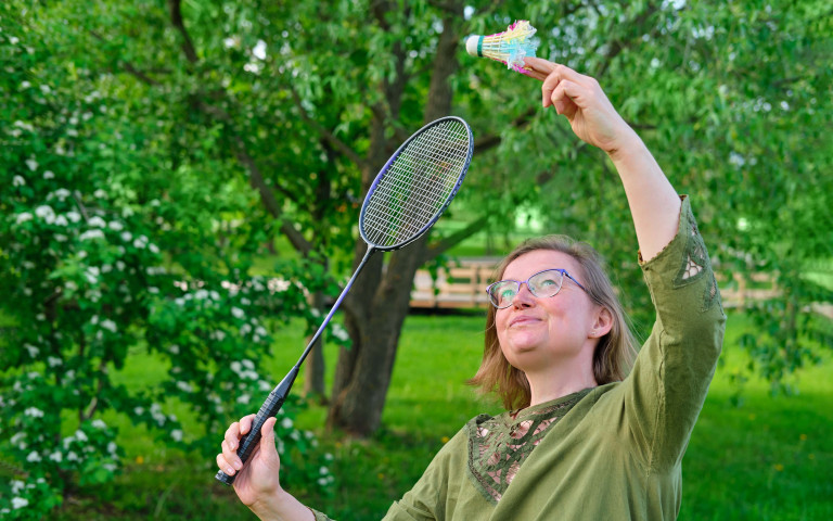 Vrouw speelt badminton