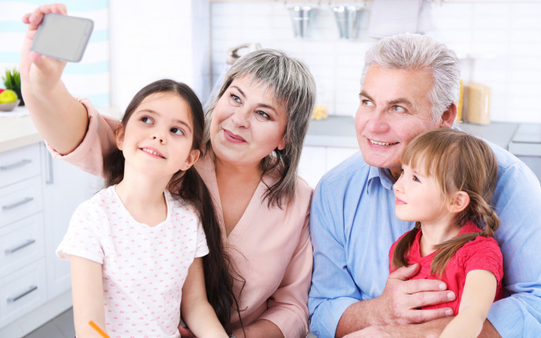 grands parents et petits enfants en train de se prendre en photos.jpg