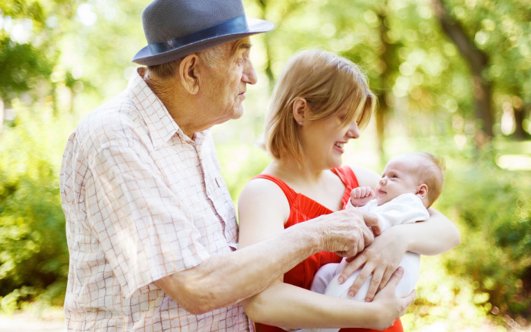 grand-père, petit-enfant et bébé dans le parc