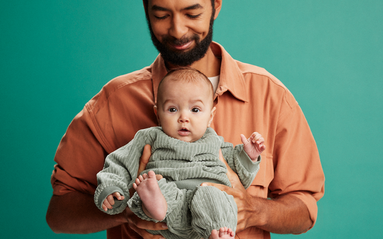 Papa met baby op groene achtergrond
