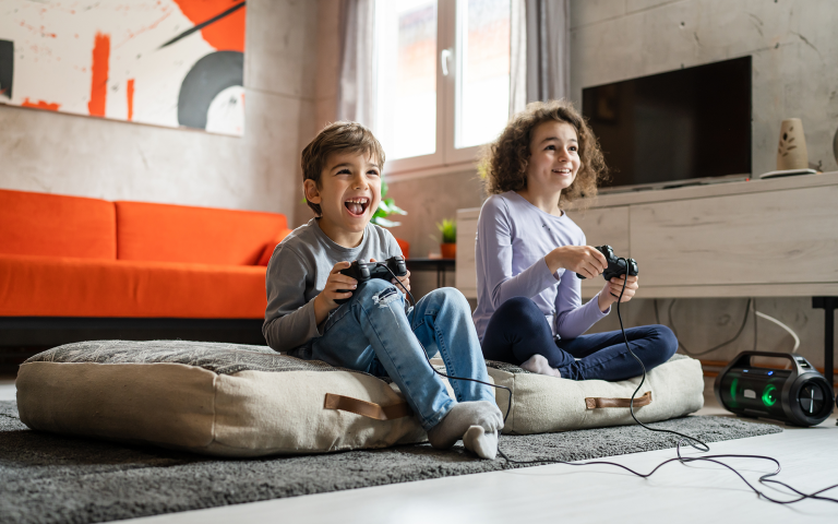 kinderen gamen op playstation lachend