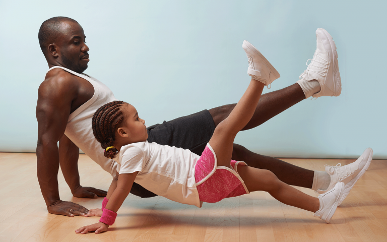 Vader en kind doen gymnastiekoefeningen