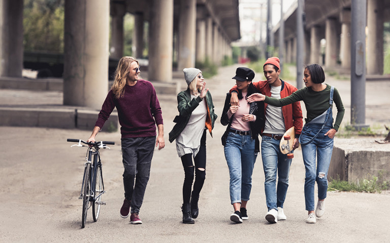 Tieners in groep op stap in de stad