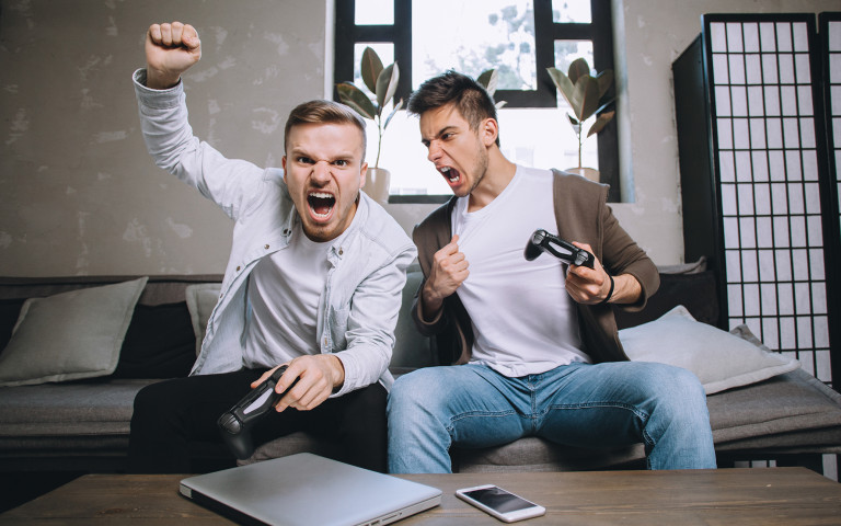 Twee jonge mannen spelen op playstation